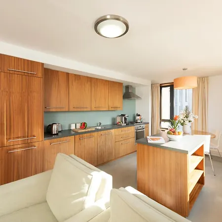 아파트 The Quigley